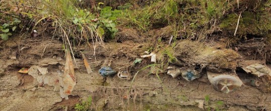 /hulladékfal a Felső-Tiszán – hulladékrégészeti akciónk első helyszíne /hulladékfal a Felső-Tiszán – hulladékrégészeti akciónk első helyszíne